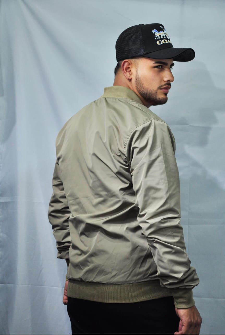 Chaqueta Impermeable N132c – Estilo Clásico para Toda Ocasión