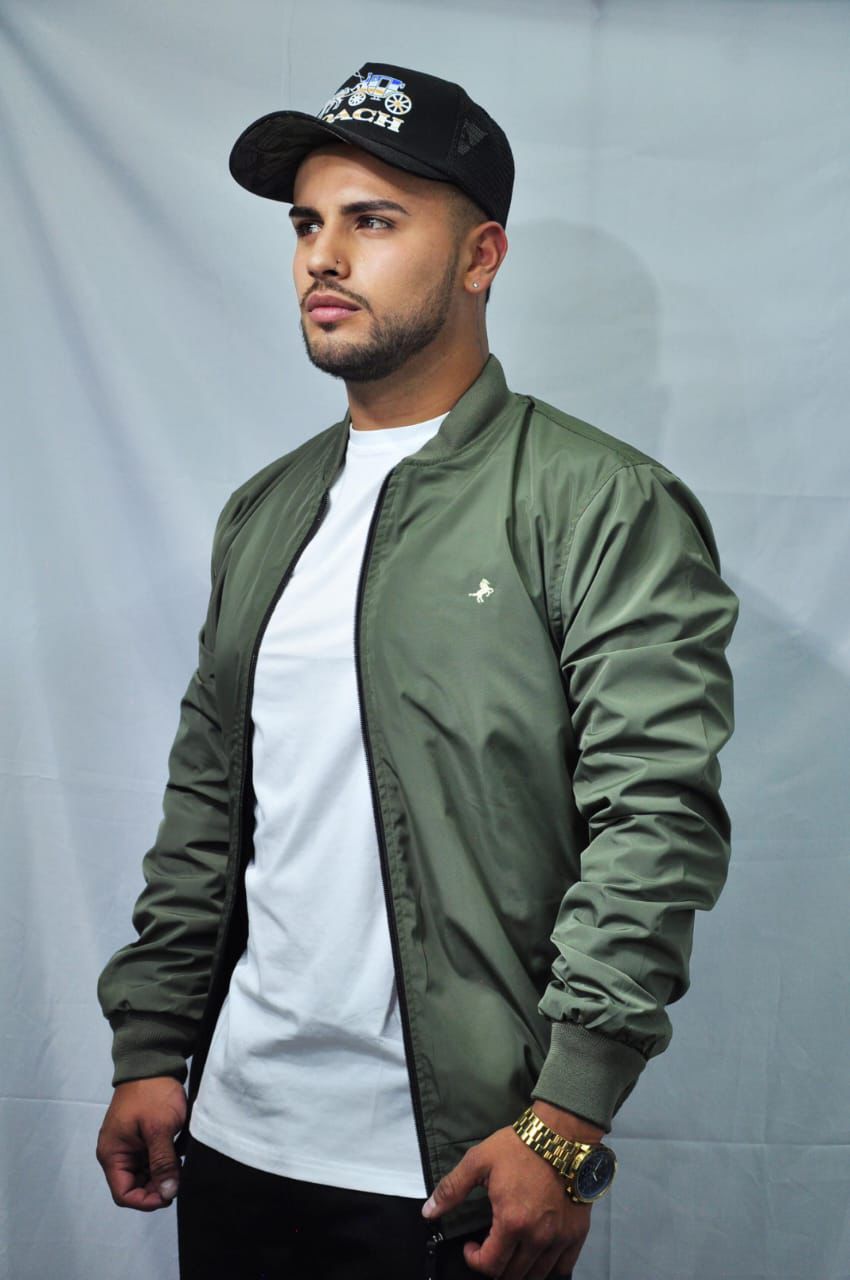 Chaqueta Impermeable N132c – Estilo Clásico para Toda Ocasión
